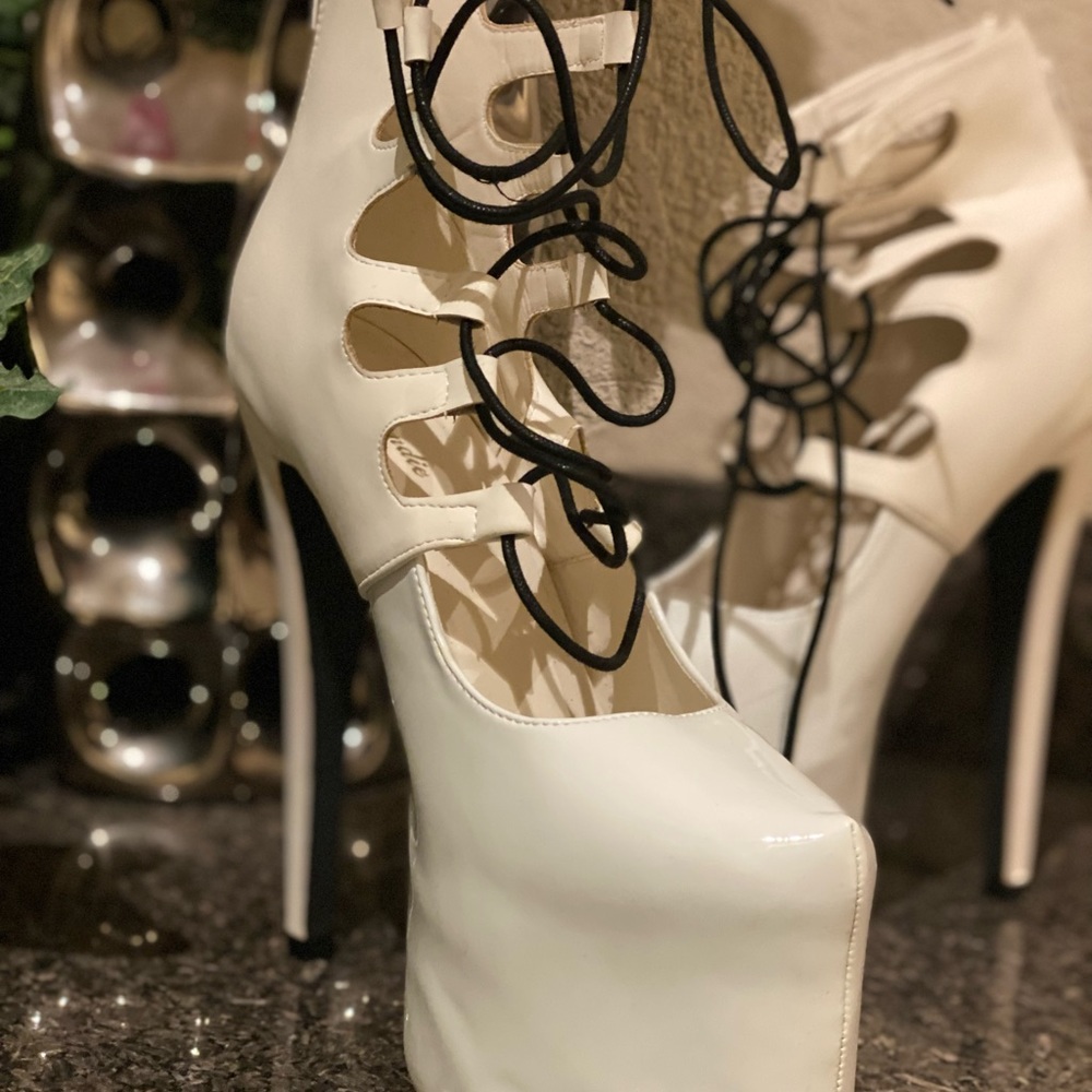 Eye Candy Size 9 White Like New